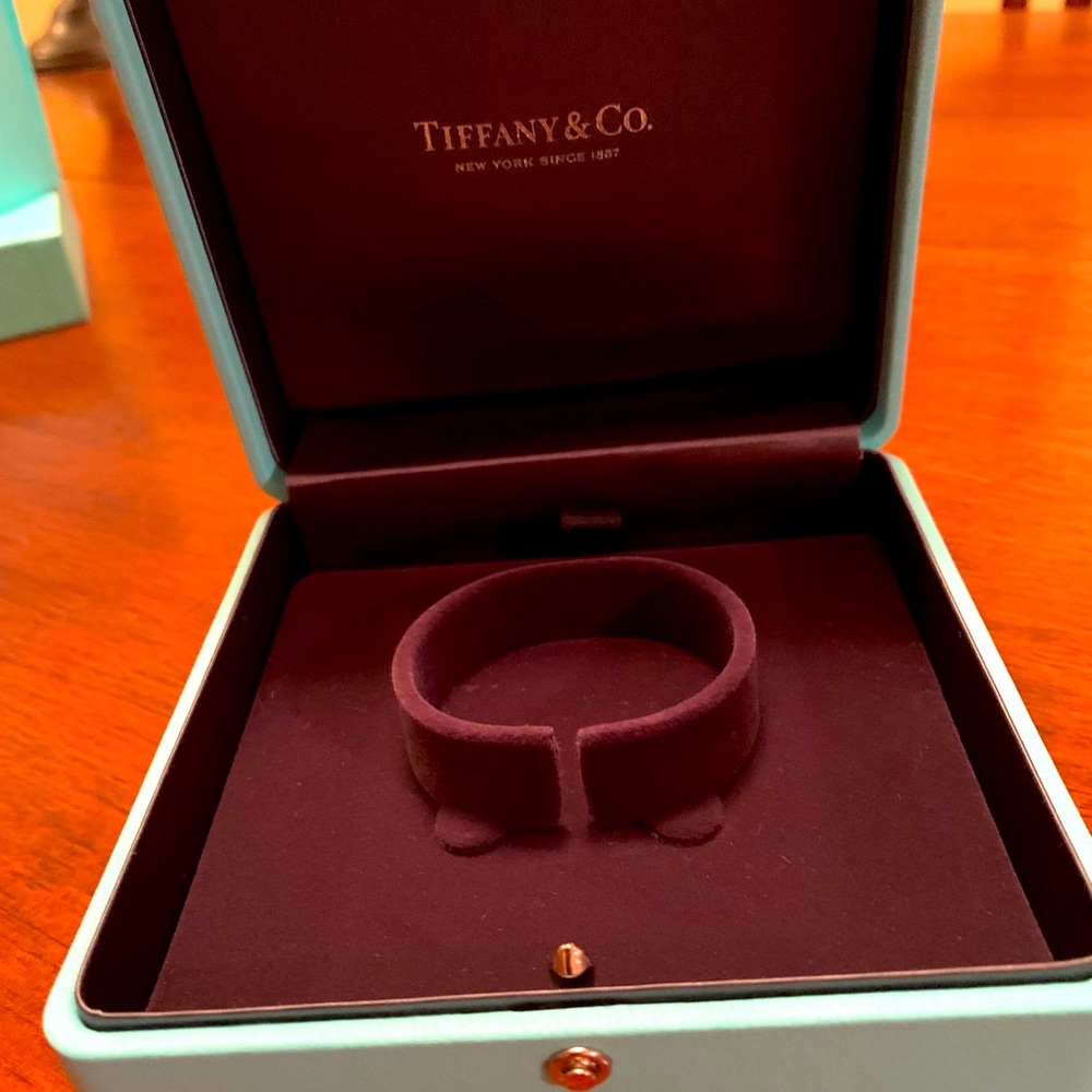 Authentic Tiffany bracelet new box for bracelet. Rare news d collectible!